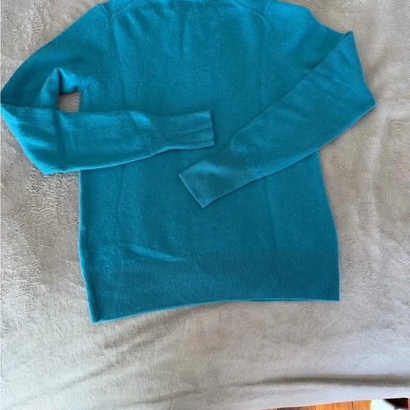 Uniqlo WoMen's Vibrant Blue Crewneck Sweater - Picture 7 of 9
